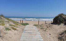 primera linea de playa con piscina